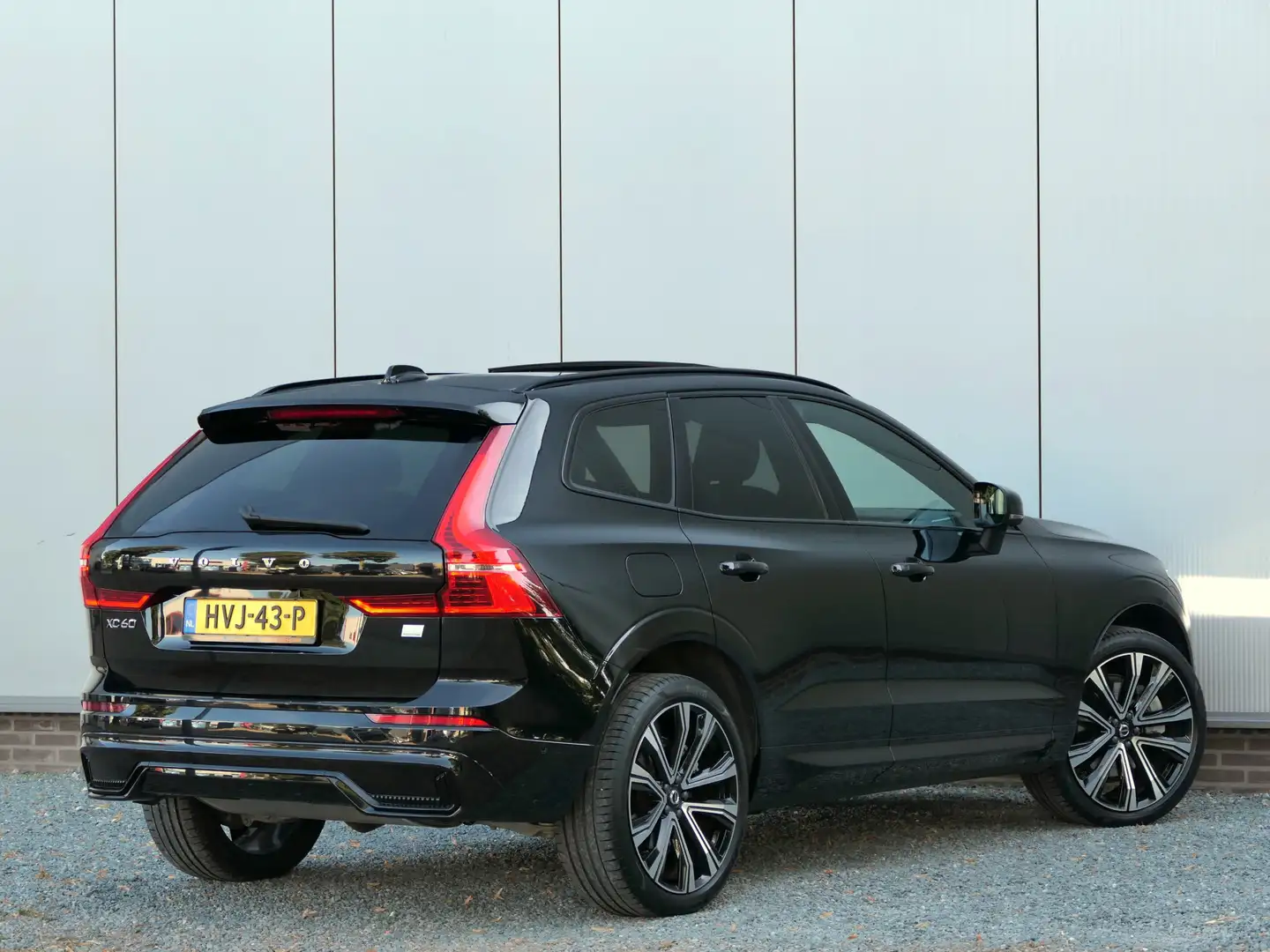 Volvo XC60 2.0 T8 Plug-in hybrid AWD Plus Dark 12 MND garanti Zwart - 2
