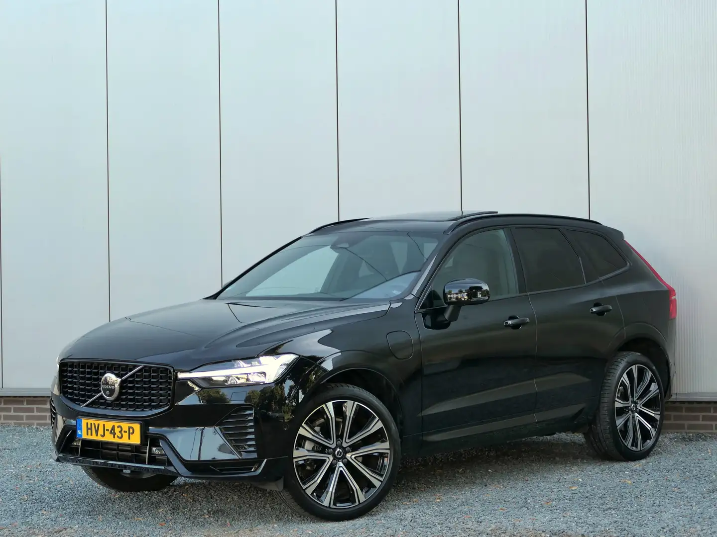 Volvo XC60 2.0 T8 Plug-in hybrid AWD Plus Dark 12 MND garanti Zwart - 1