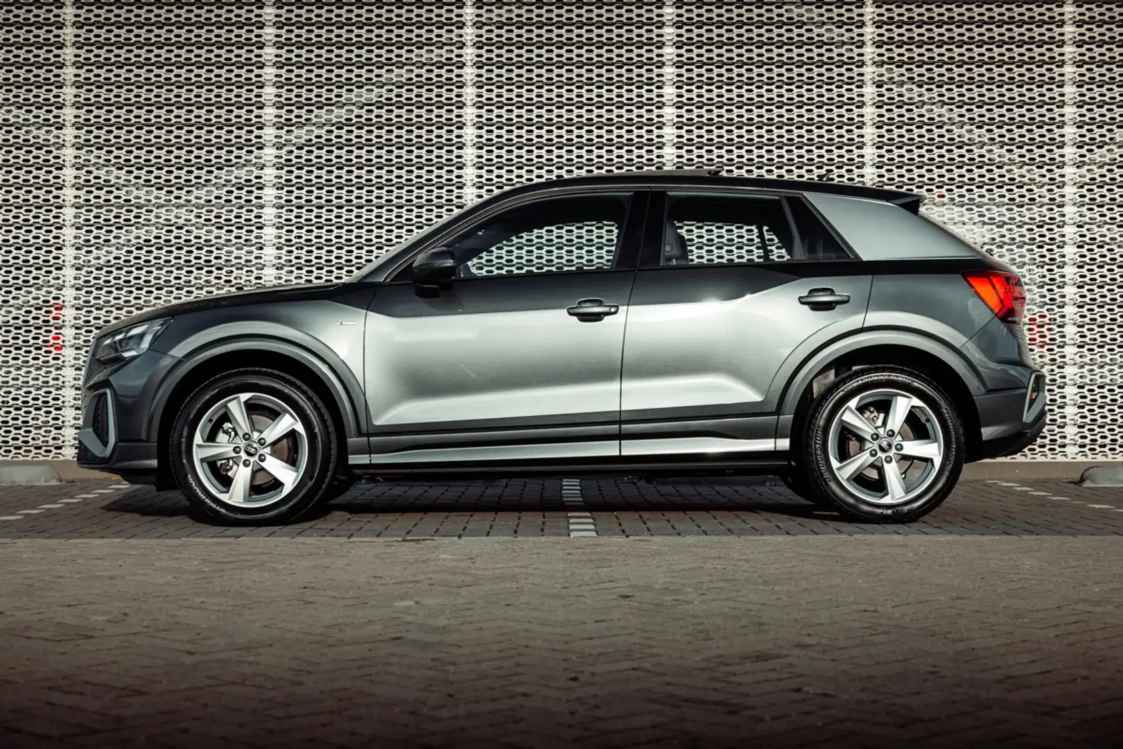 Audi Q2 35 TFSI 150pk s-tronic S Edition | Panoramadak | M Grijs - 2