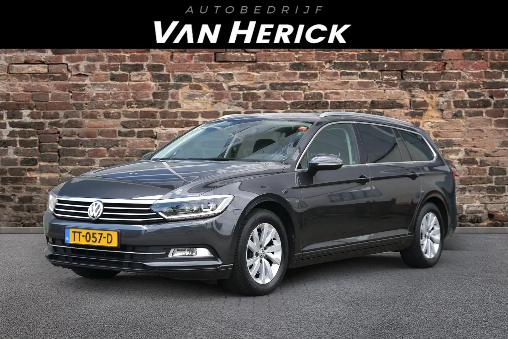 Volkswagen Passat Variant 1.4 TSI ACT Highline 150PK Automaat | Adaptieve Cr Grijs - 1
