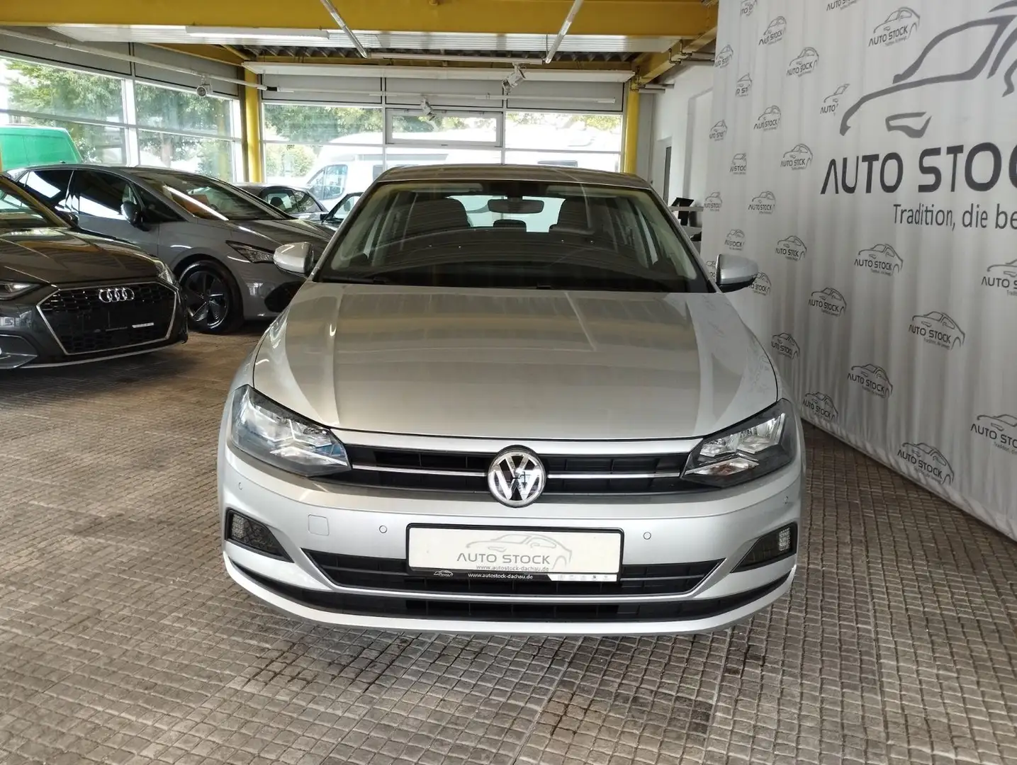 Volkswagen Polo 1.0 Comfortline Navi PDC Sitzheizung GRA Zilver - 2