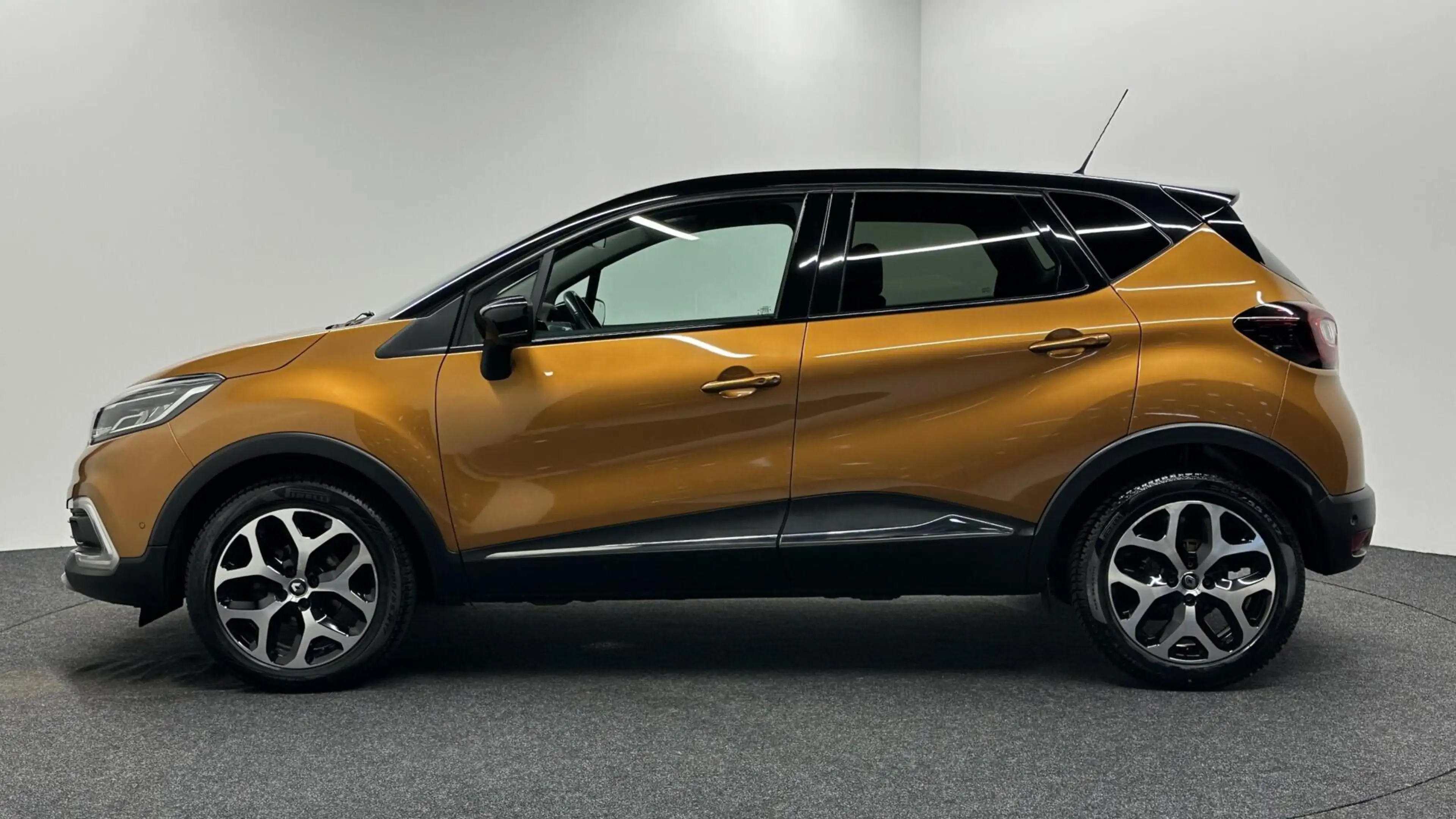 Renault Captur 0.9 TCe Intens NAVI CRUISE TREKHAAK LM ECC . — photo 8