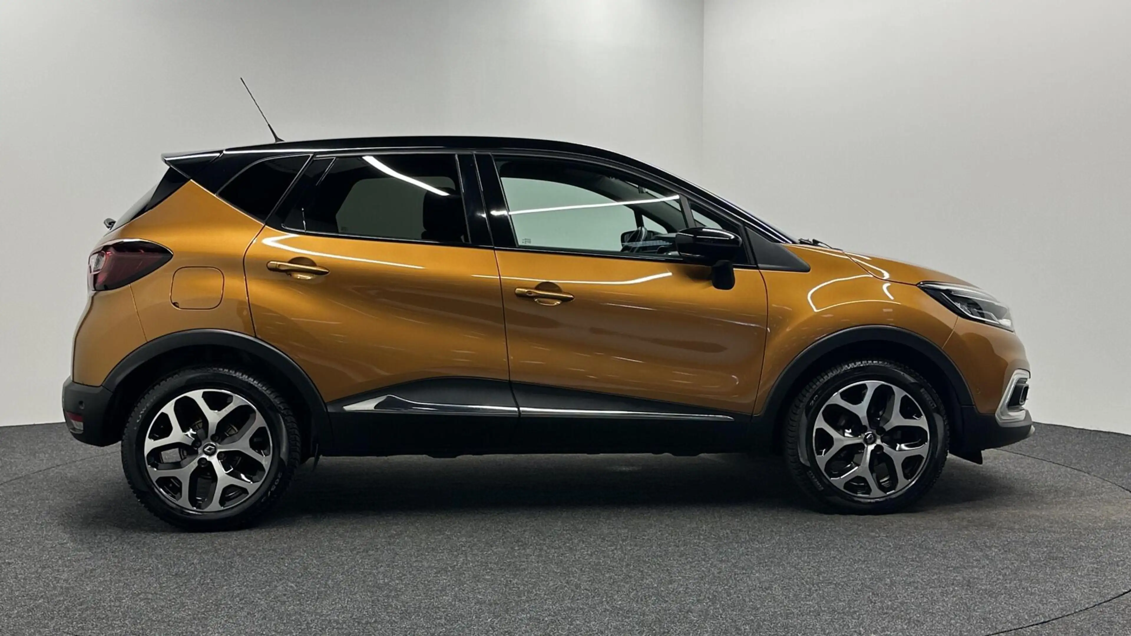 Renault Captur 0.9 TCe Intens NAVI CRUISE TREKHAAK LM ECC . — photo 9
