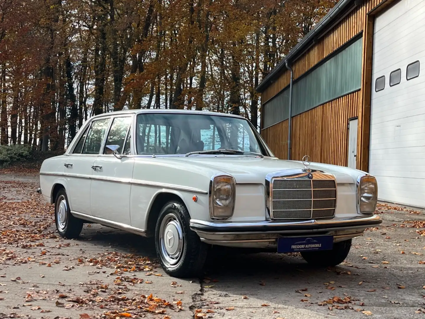 Mercedes-Benz 220 D W115 "Strich Acht" Diesel Blanc - 1