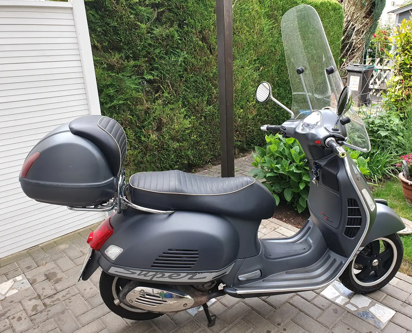 Vespa GTS 300 Super Grey - 1