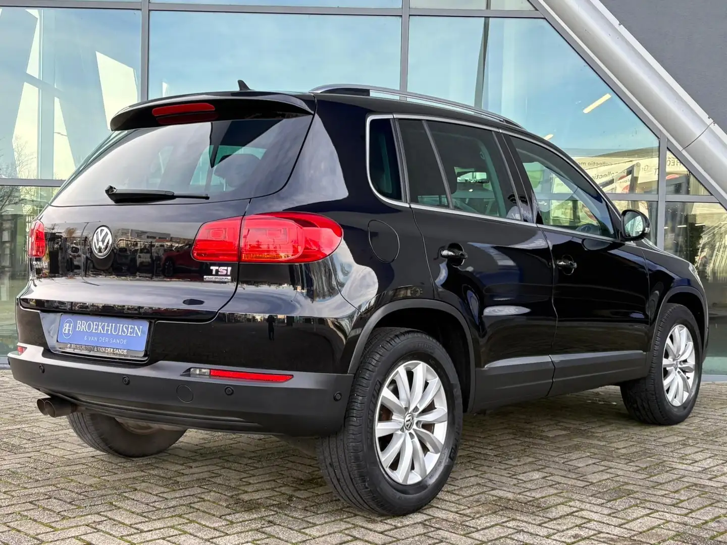 Volkswagen Tiguan 1.4 TSI Sport&Style 161pk Navigatie / Stoelverwarm Noir - 2