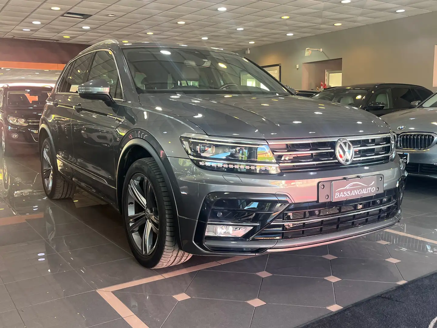 Volkswagen Tiguan 2.0 bitdi Executive R-Line 4motion 240cv dsg Grigio - 1