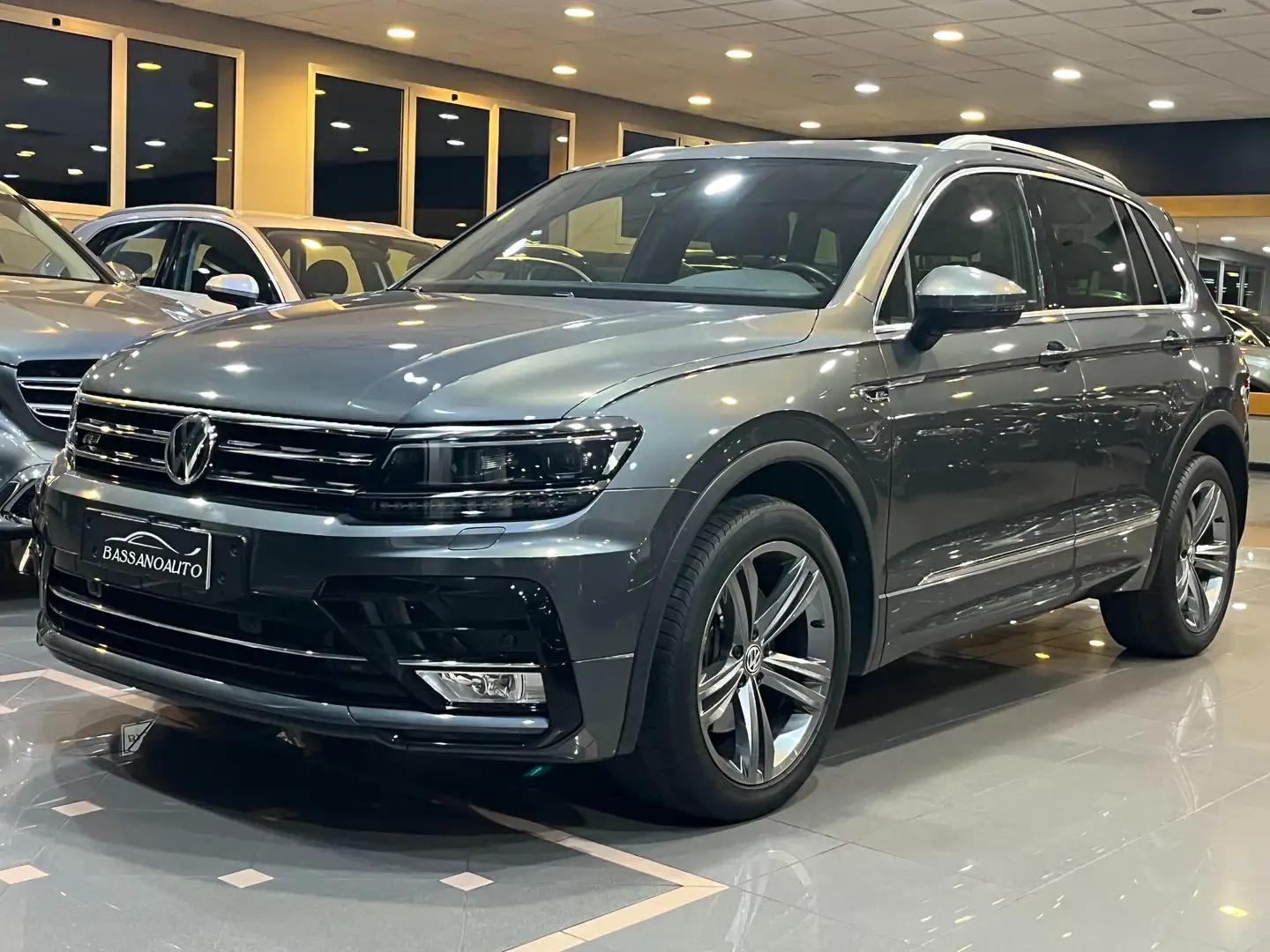 Volkswagen Tiguan 2.0 bitdi Executive R-Line 4motion 240cv dsg Gri - 1