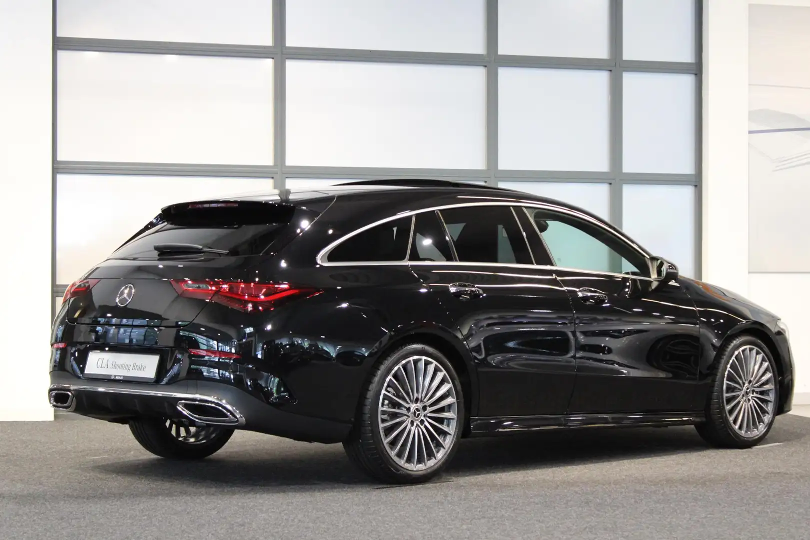 Mercedes-Benz CLA 180 Shooting Brake Star Edition AMG LIMITED Panorama d Noir - 2