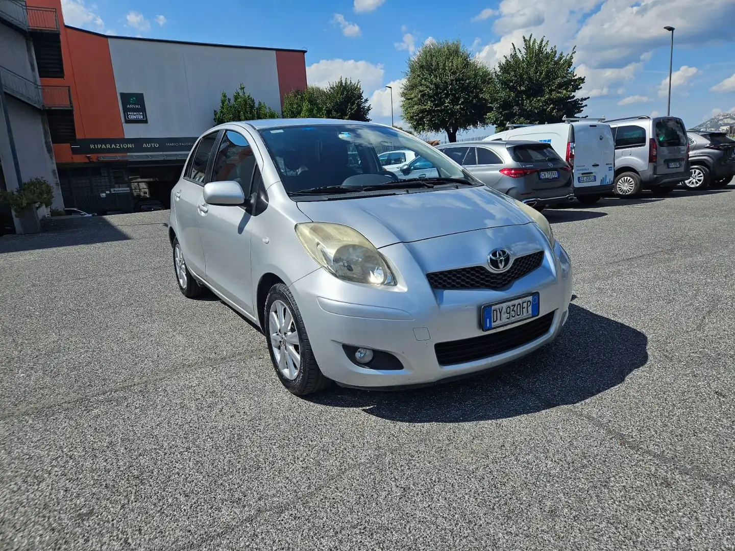 Toyota Yaris Yaris II  5p 1.4 d-4d Sol m-mt dpf Grau - 1
