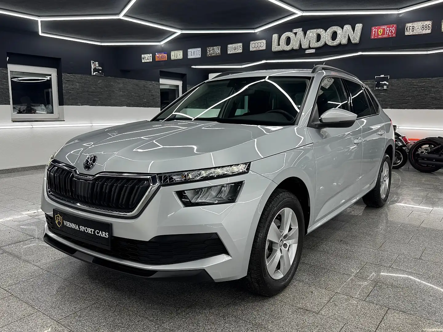 Skoda Kamiq 1,0 TSI Active*Neuwertig*Nur 13.000KM* Silber - 1