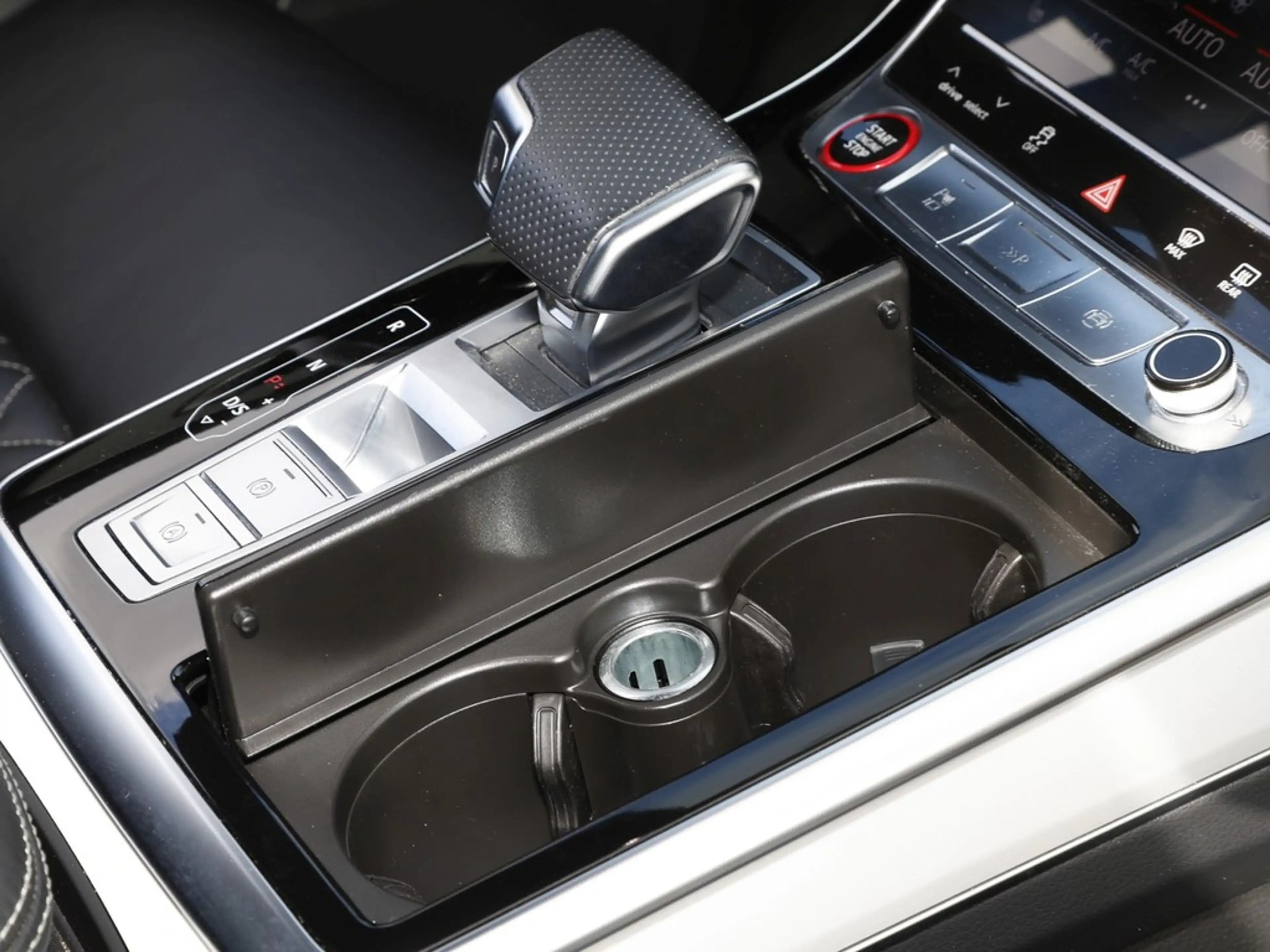 Audi SQ7 4.0 TFSI Matrix Panorama AHK Leder Kamera — photo 15
