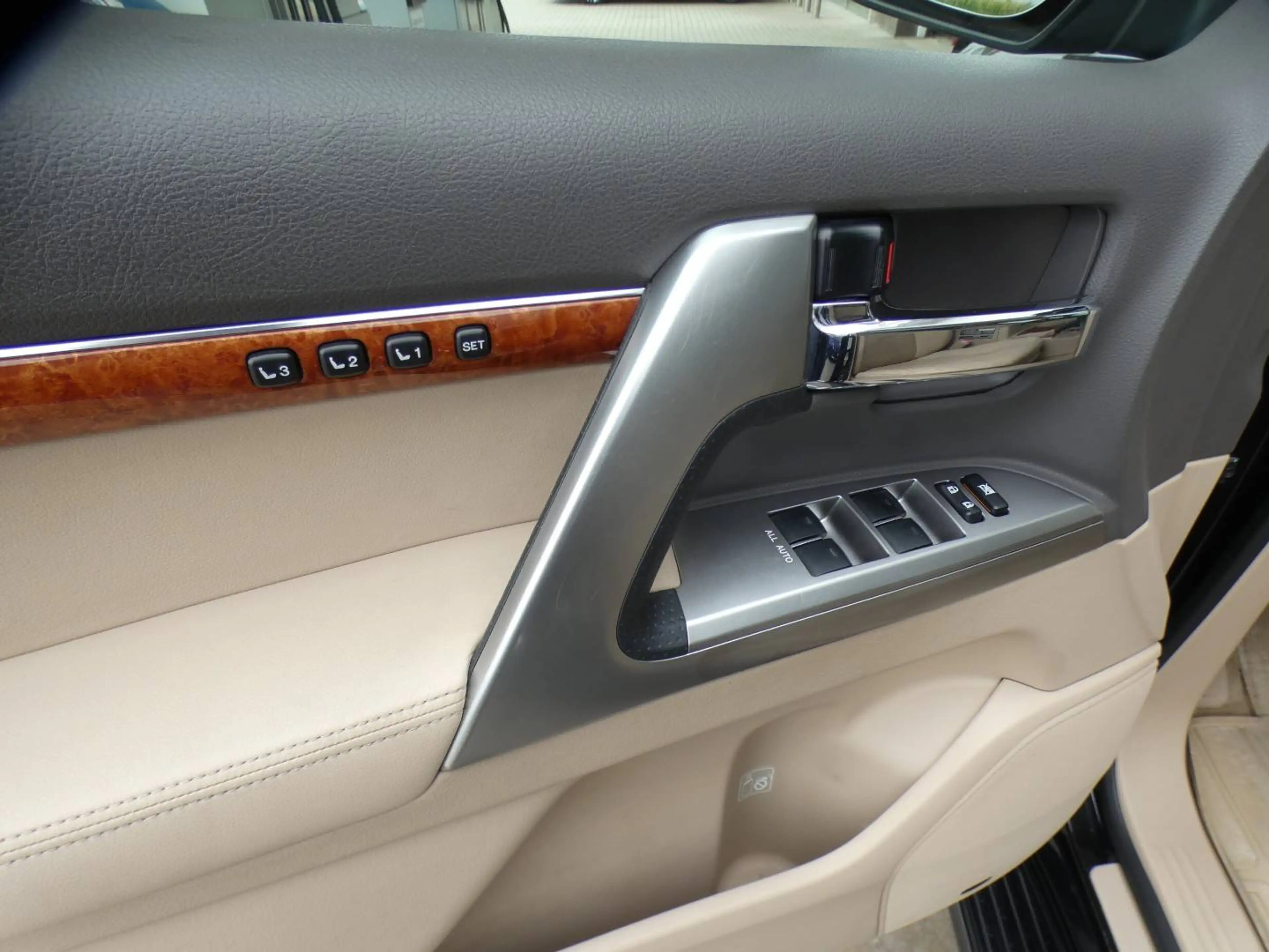 Toyota Land Cruiser 200 V8 PREMIUM +3,5 TON SLEEP +LICHTE VRACHT +LEDER +Luchtvering +Zetelventilatie +Open dak +Frigo — photo 11