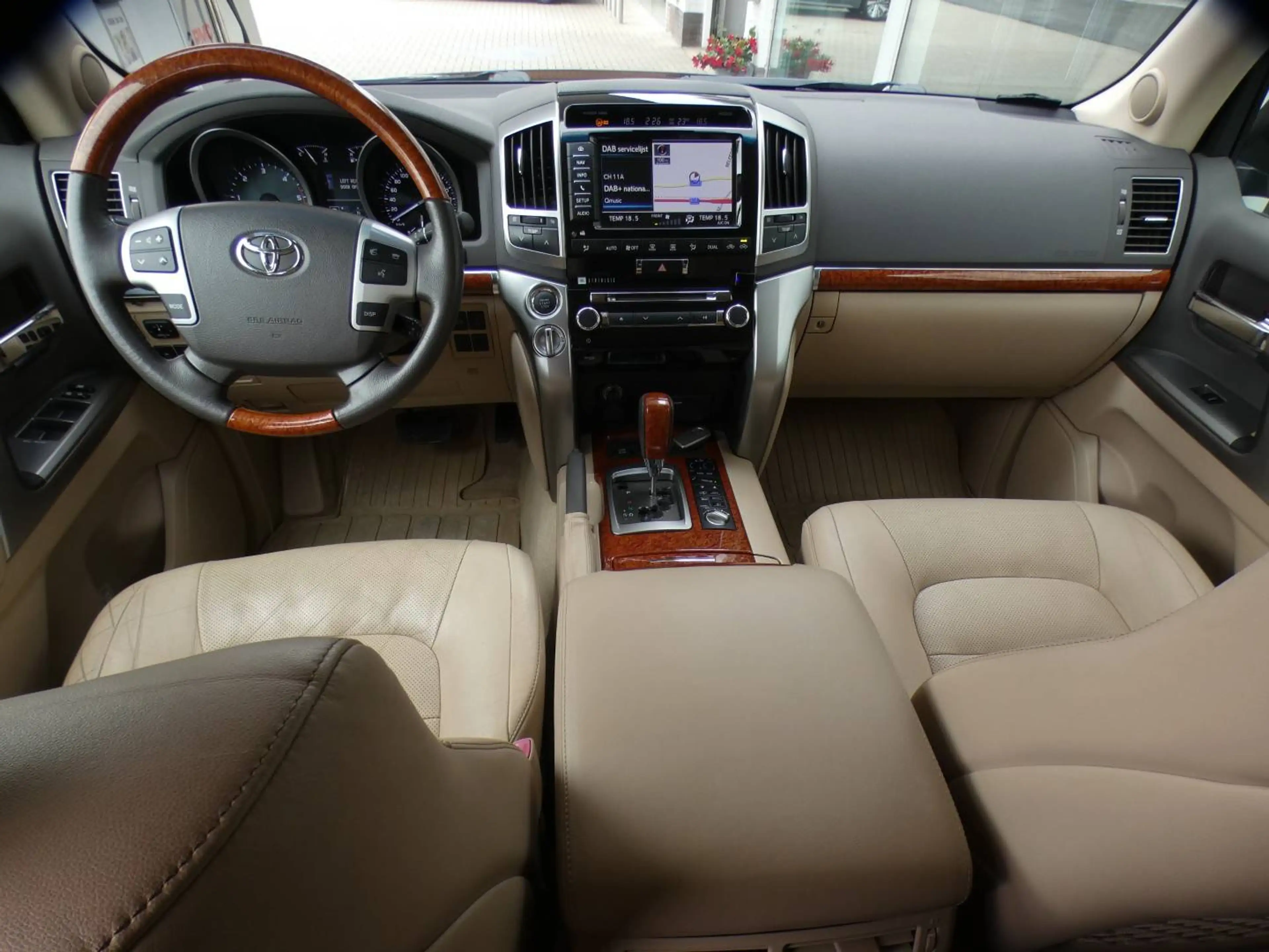 Toyota Land Cruiser 200 V8 PREMIUM +3,5 TON SLEEP +LICHTE VRACHT +LEDER +Luchtvering +Zetelventilatie +Open dak +Frigo — photo 8