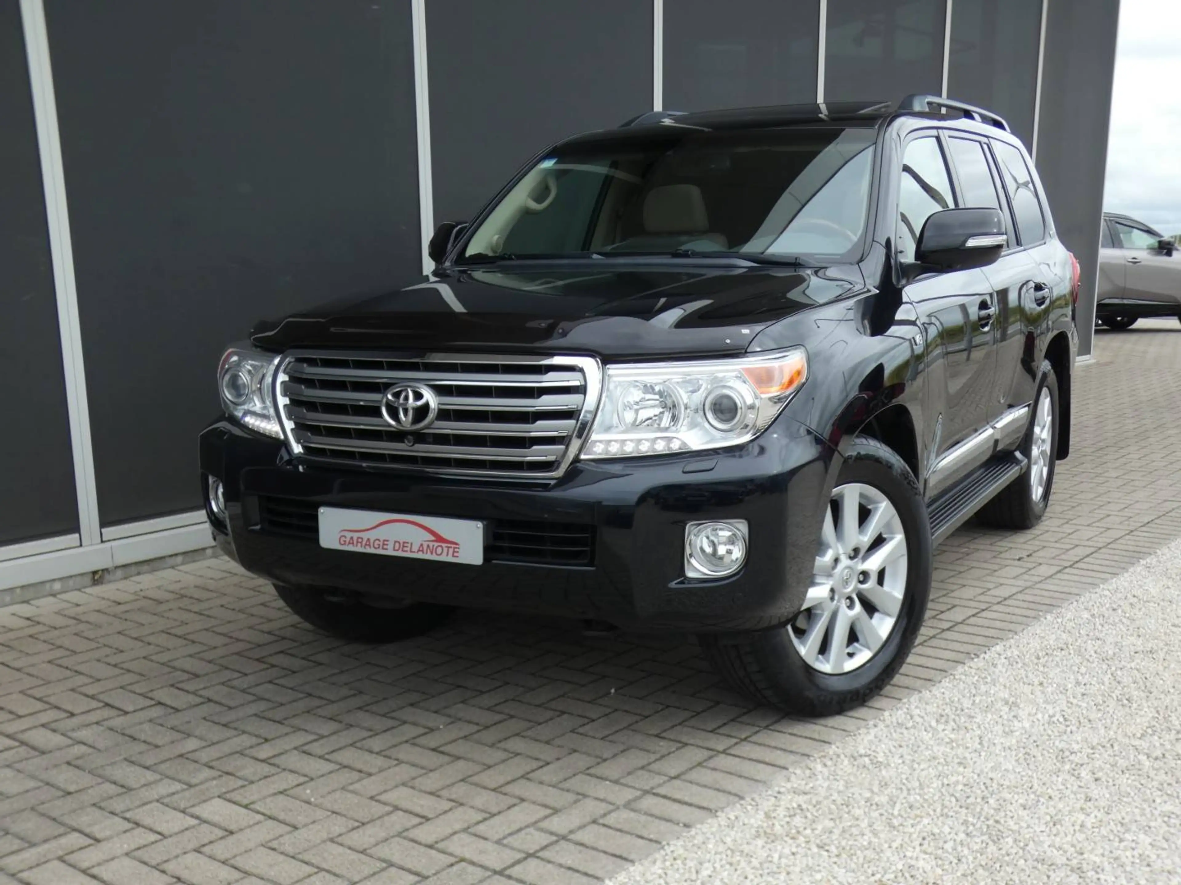 Toyota Land Cruiser 200 V8 PREMIUM +3,5 TON SLEEP +LICHTE VRACHT +LEDER +Luchtvering +Zetelventilatie +Open dak +Frigo — photo 3