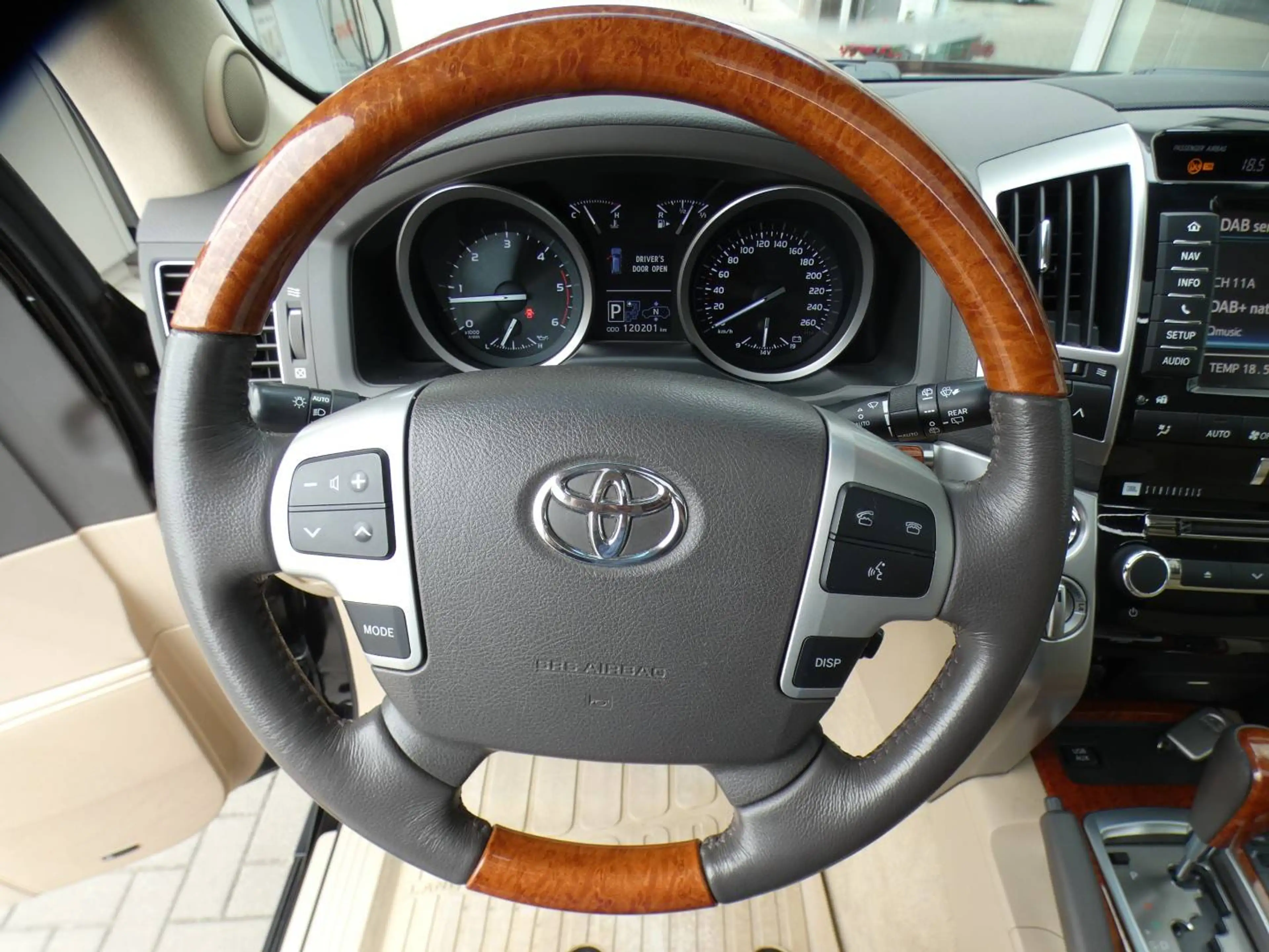 Toyota Land Cruiser 200 V8 PREMIUM +3,5 TON SLEEP +LICHTE VRACHT +LEDER +Luchtvering +Zetelventilatie +Open dak +Frigo — photo 15