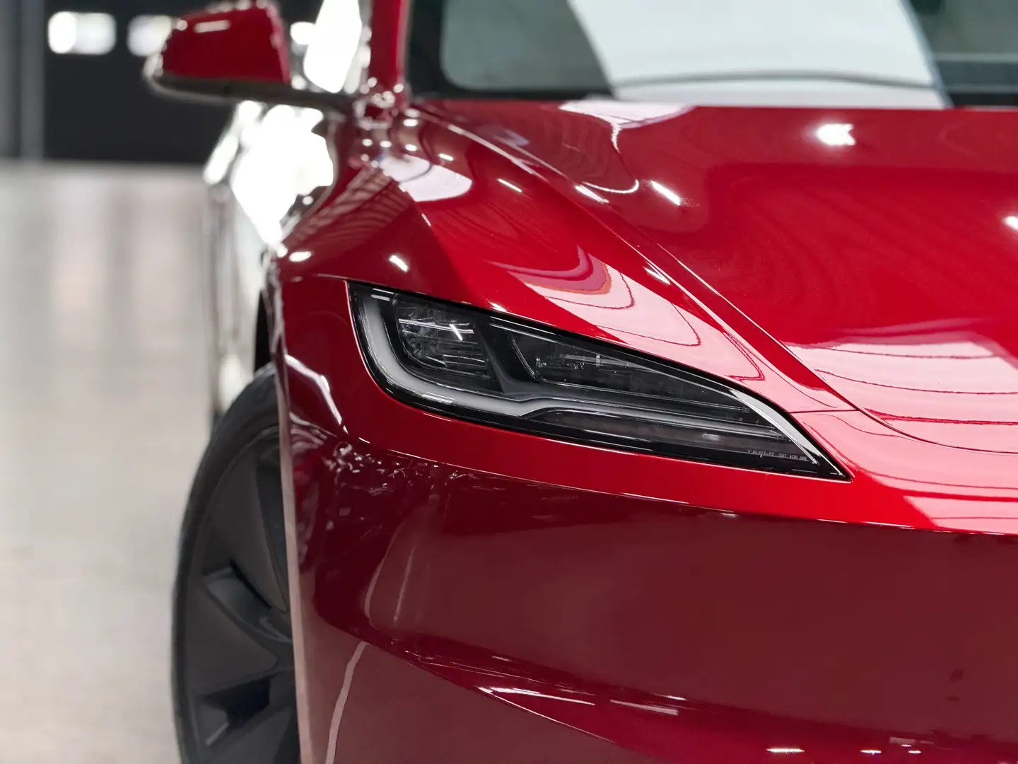 Tesla Model 3 LONG RANGE AWD - HIGHLAND - WHITE INTERIOR Rojo - 2