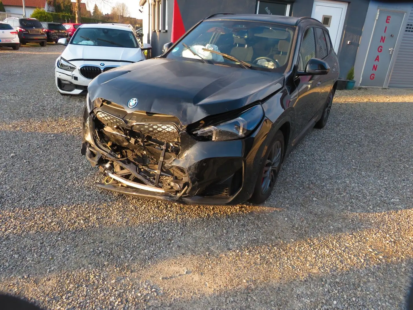 BMW iX1 Baureihe iX1 20 eDrive M Sport Schwarz - 1