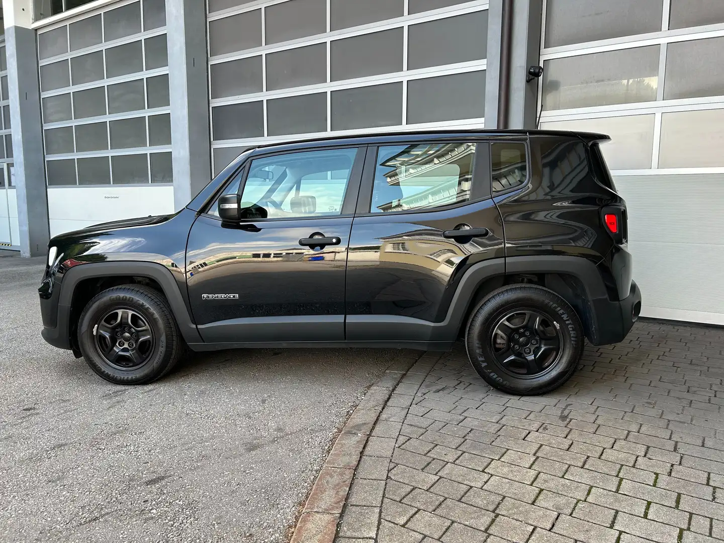 Jeep Renegade Sport FWD Schwarz - 2