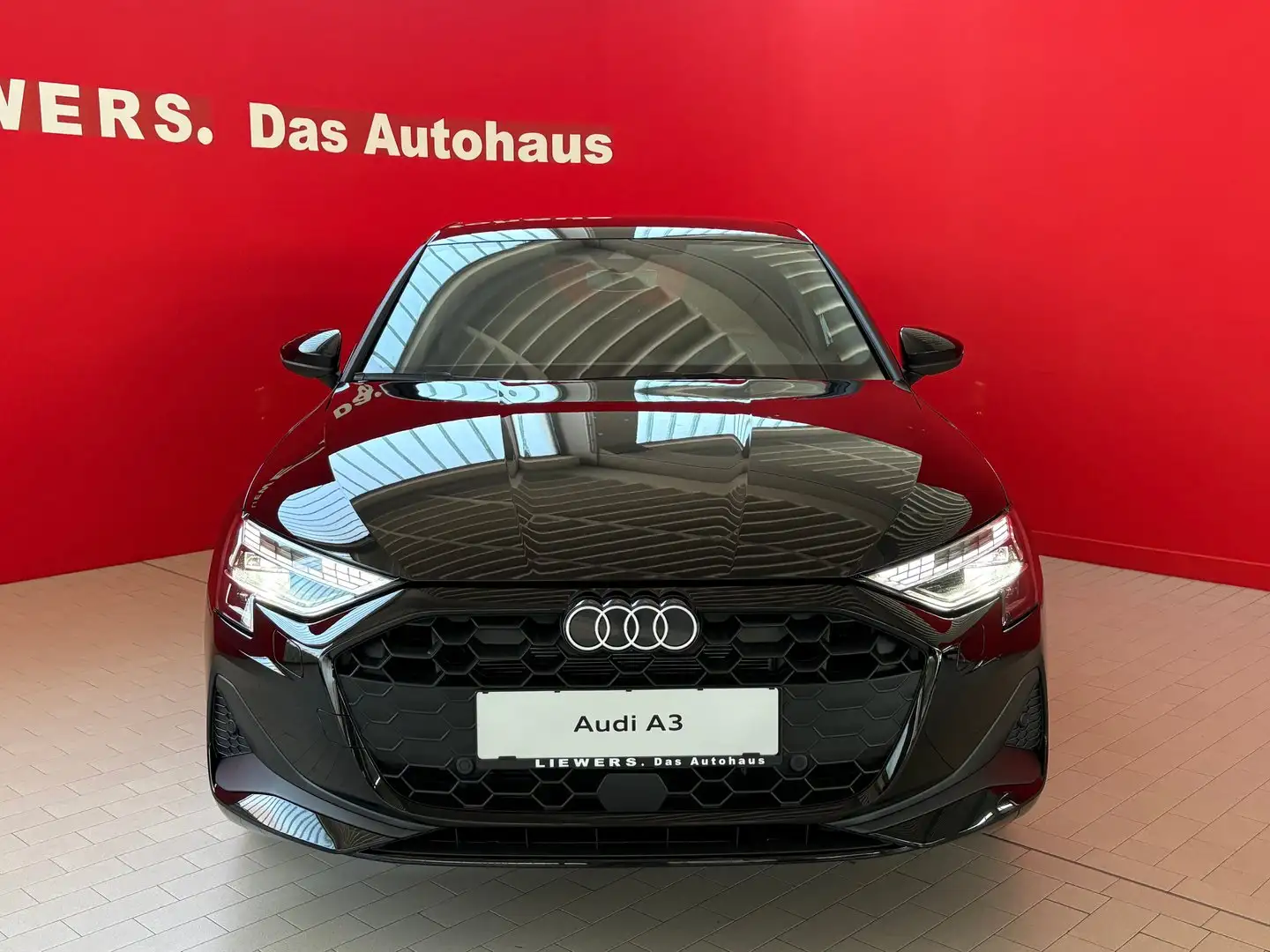Audi A3 30 TFSI Schwarz - 2