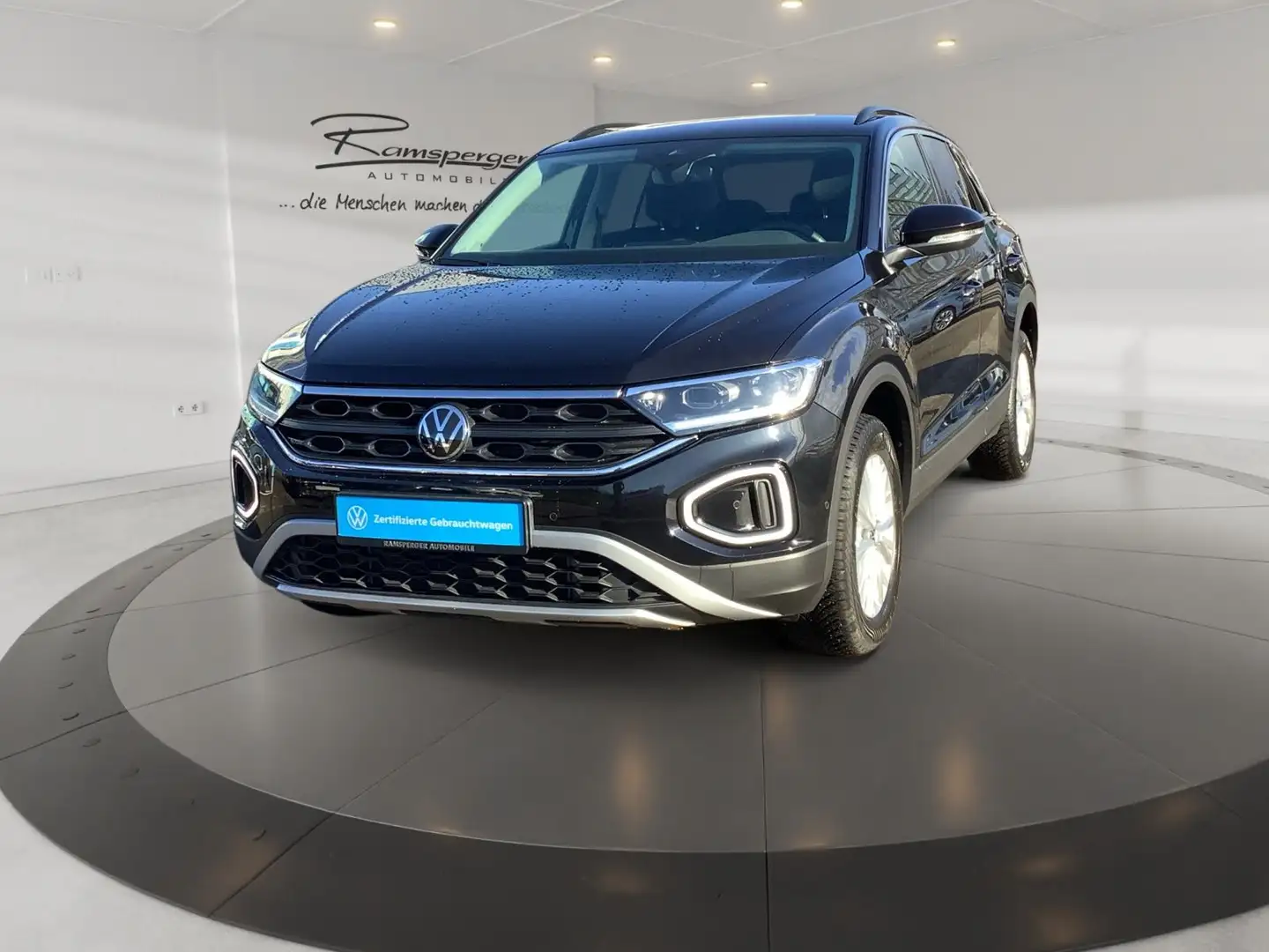 Volkswagen T-Roc 1.5 TSI Life ACC LED Navi Keyless SHZ PDC Schwarz - 2