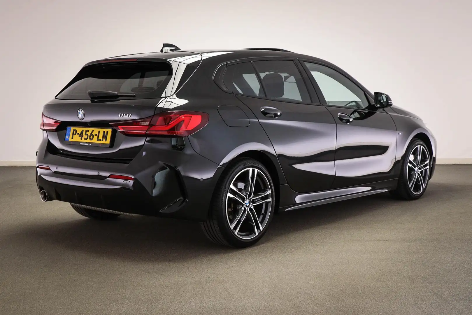BMW 118 1-serie 118i High Executive | PANORAMADAK | SPORTS Zwart - 2