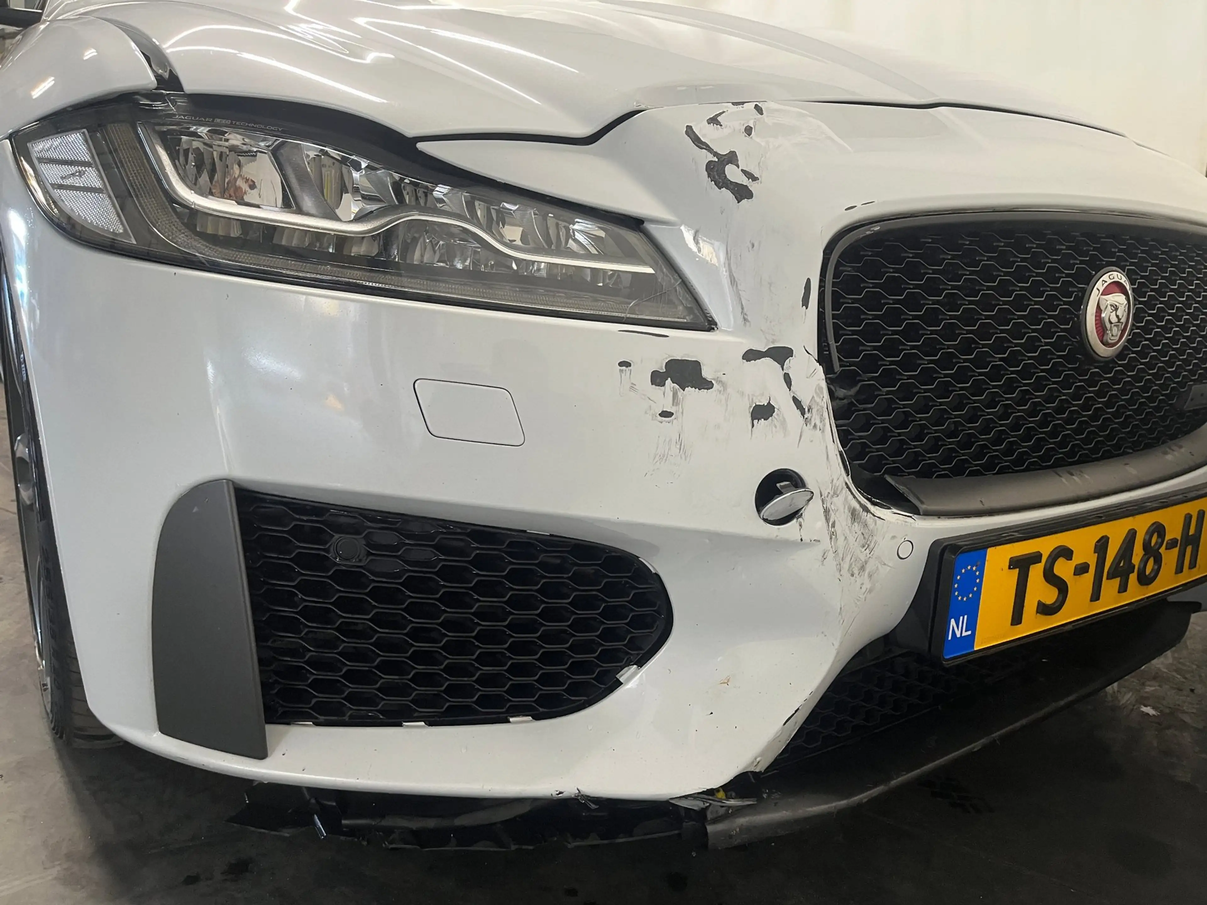Jaguar XF Sportbrake 2.0t AWD 300 Sport - Front / Zij Schade — photo 7