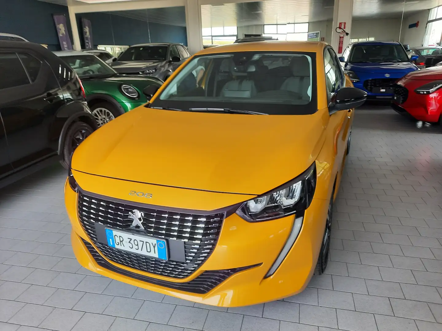 Peugeot 208 208 1.2 ALLURE PACK 100CV SOLO KM 6.200 Geel - 1