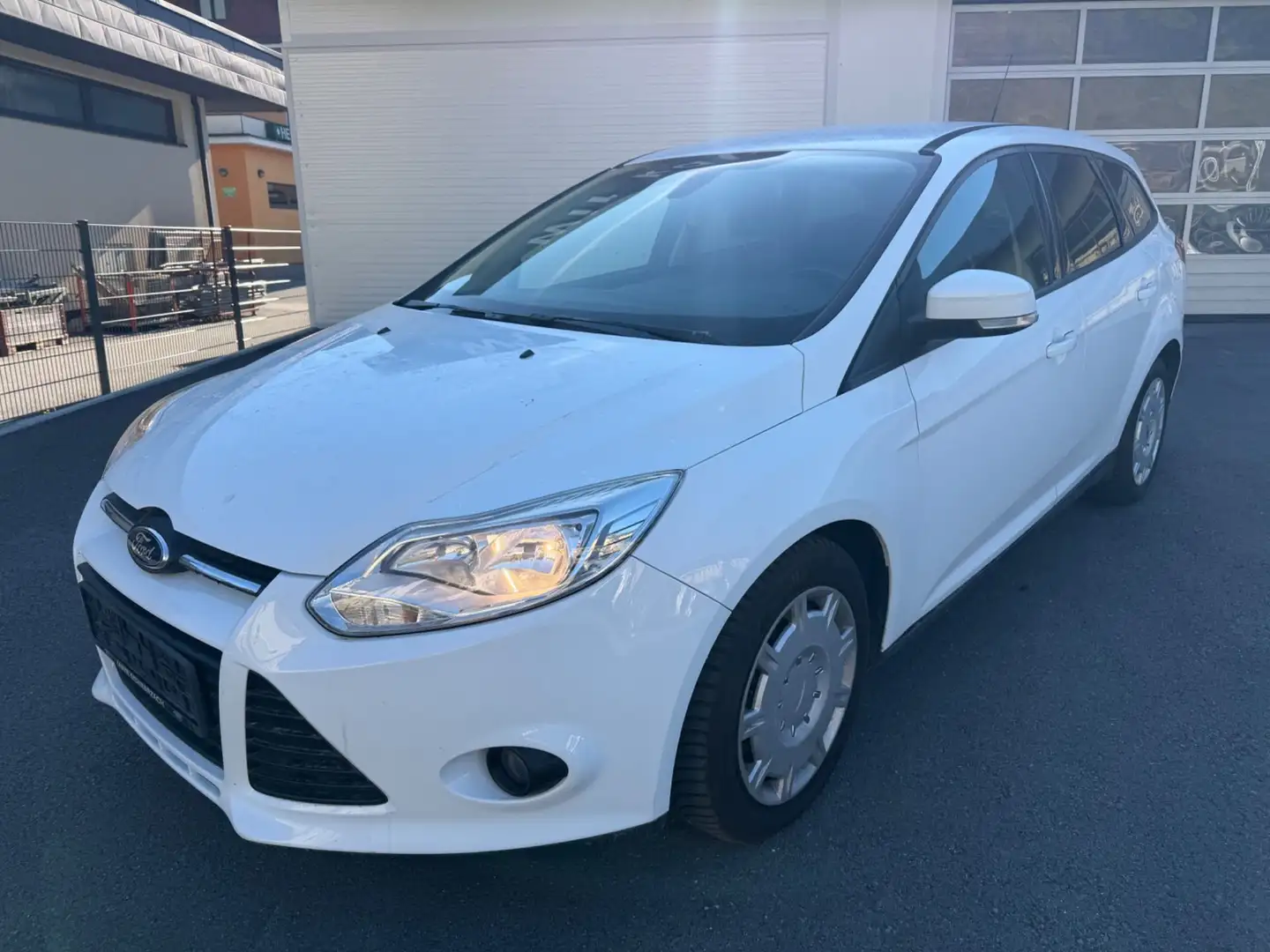 Ford Focus Traveller Easy 1,6 TDCi Weiß - 1