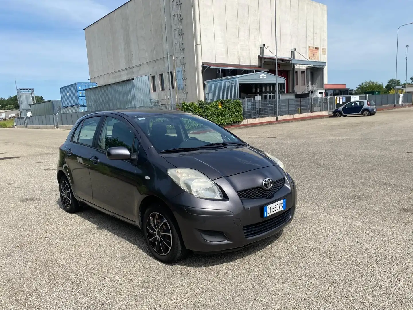 Toyota Yaris 1.0 5 porte Sol Grigio - 2