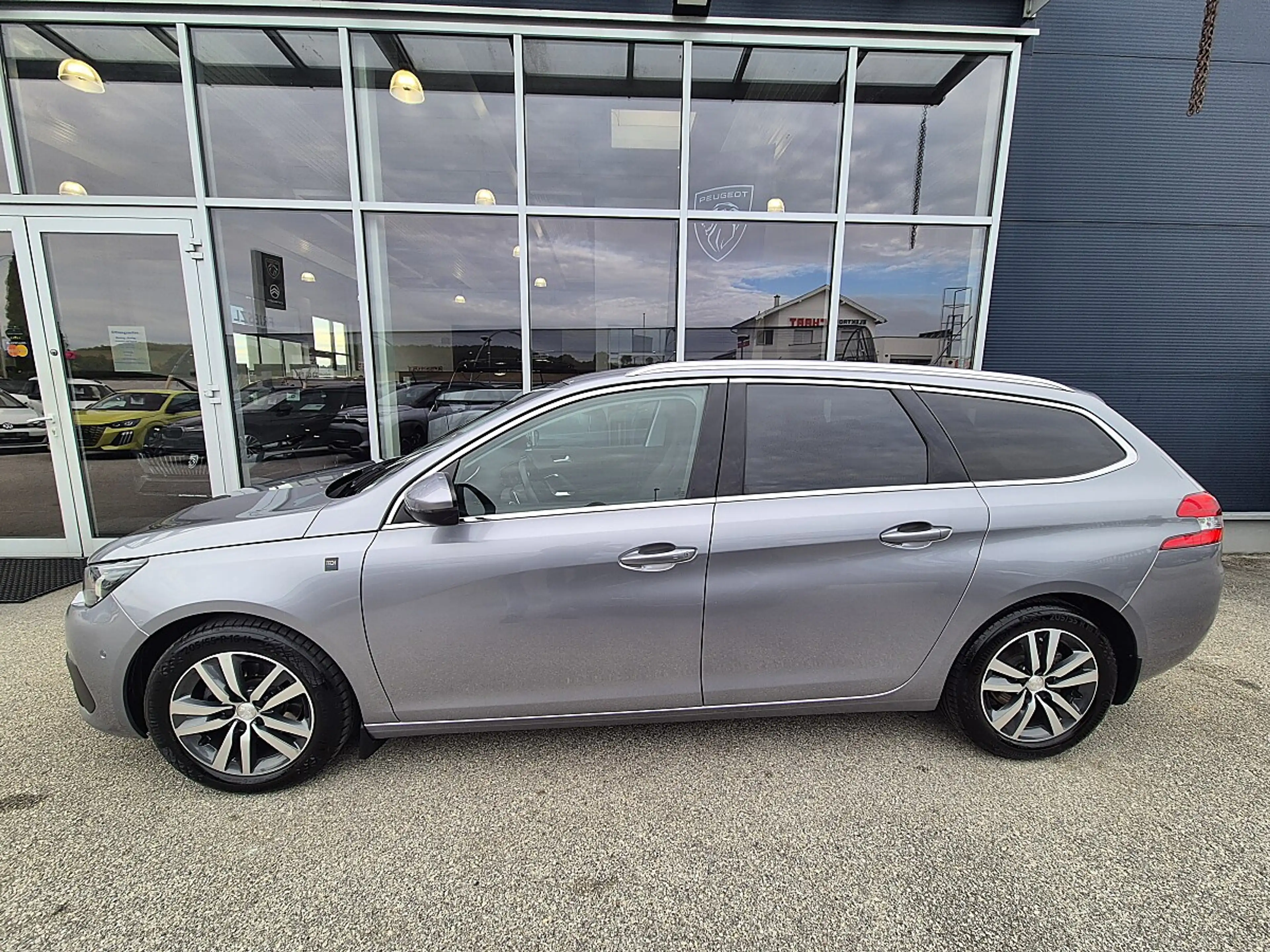 Peugeot 308 1.5 BlueHDi 130 FAP Tech Edition — photo 3