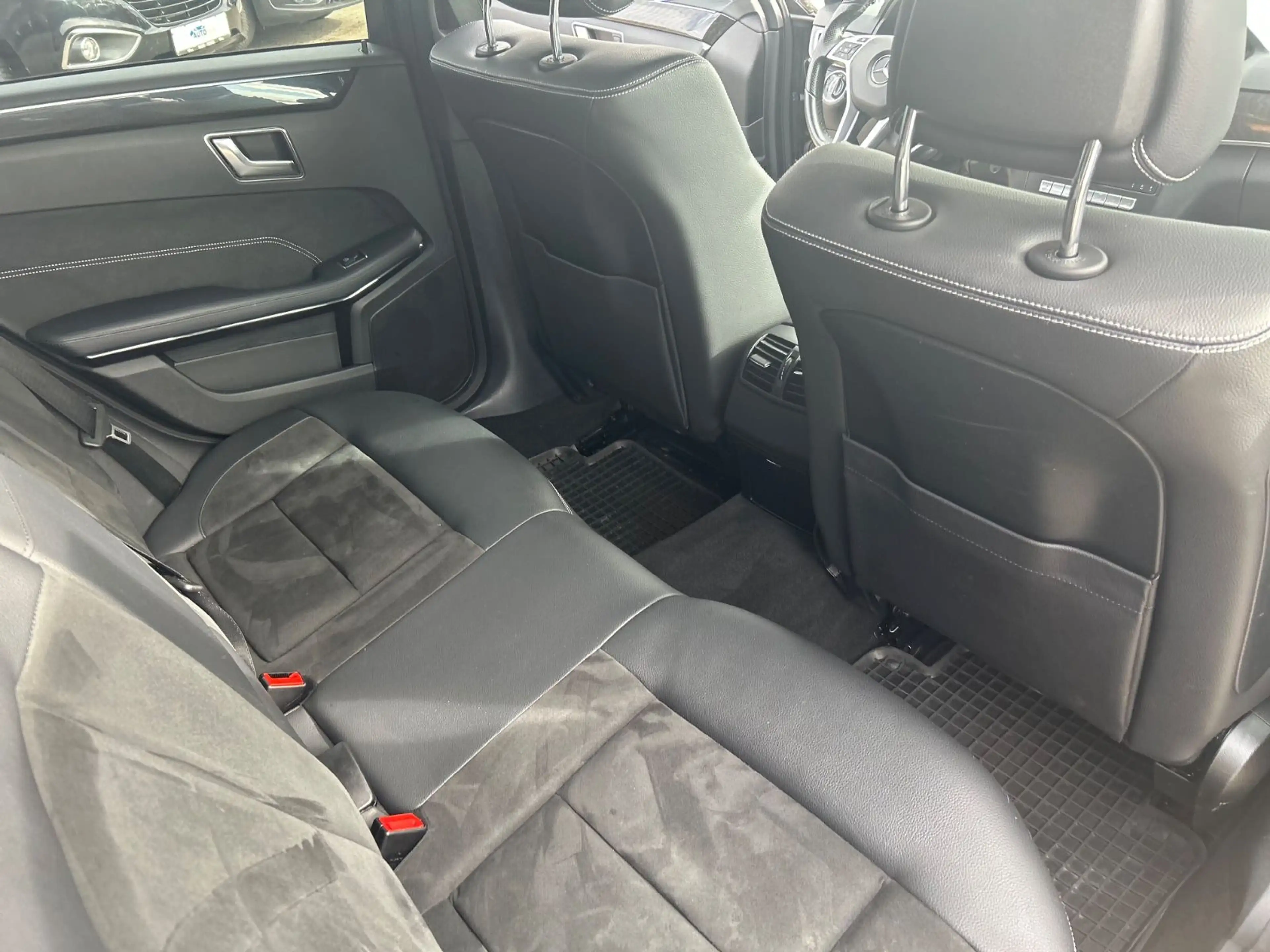 Mercedes-Benz E 350 E T-Modell BlueTec 4Matic — photo 11