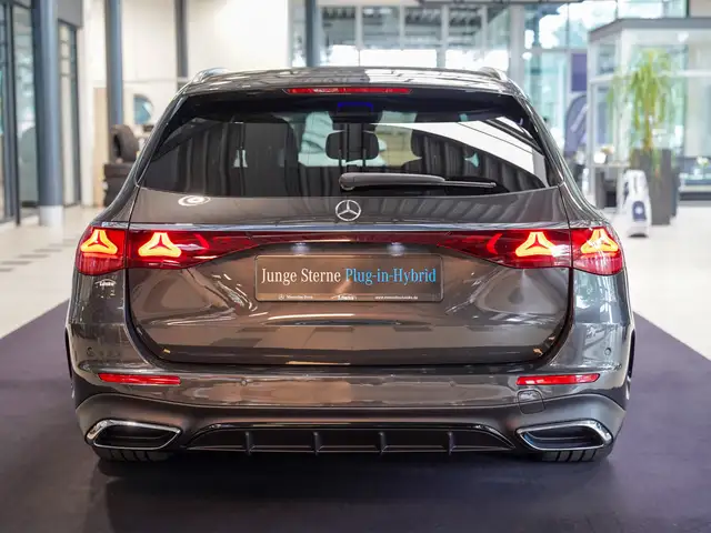 Mercedes-Benz E-Class view 4