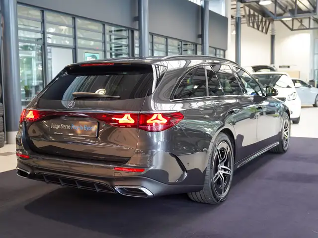 Mercedes-Benz E-Class view 3