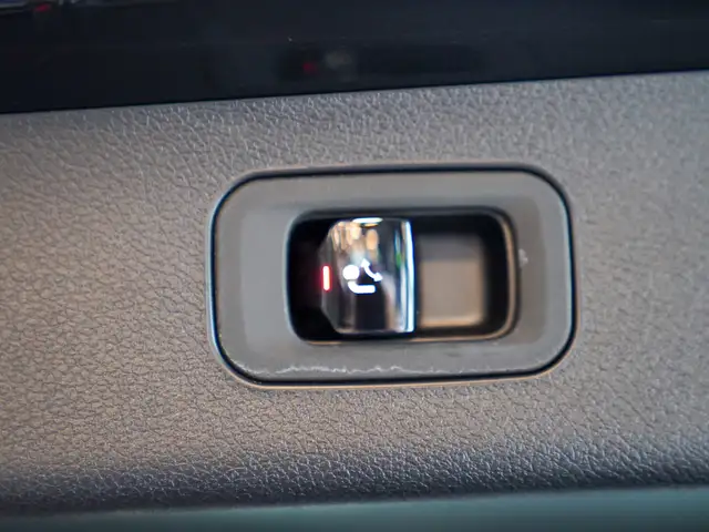 Mercedes-Benz E-Class view 16