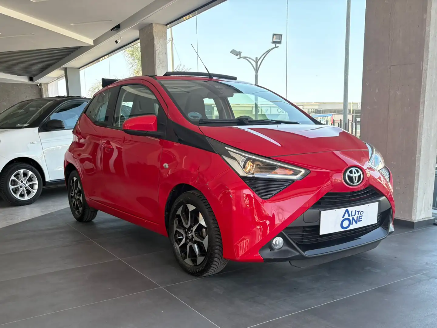 Toyota Aygo 1.0 VVT-i 72Cv Cabrio X-Clusiv - autoone.it Rood - 1