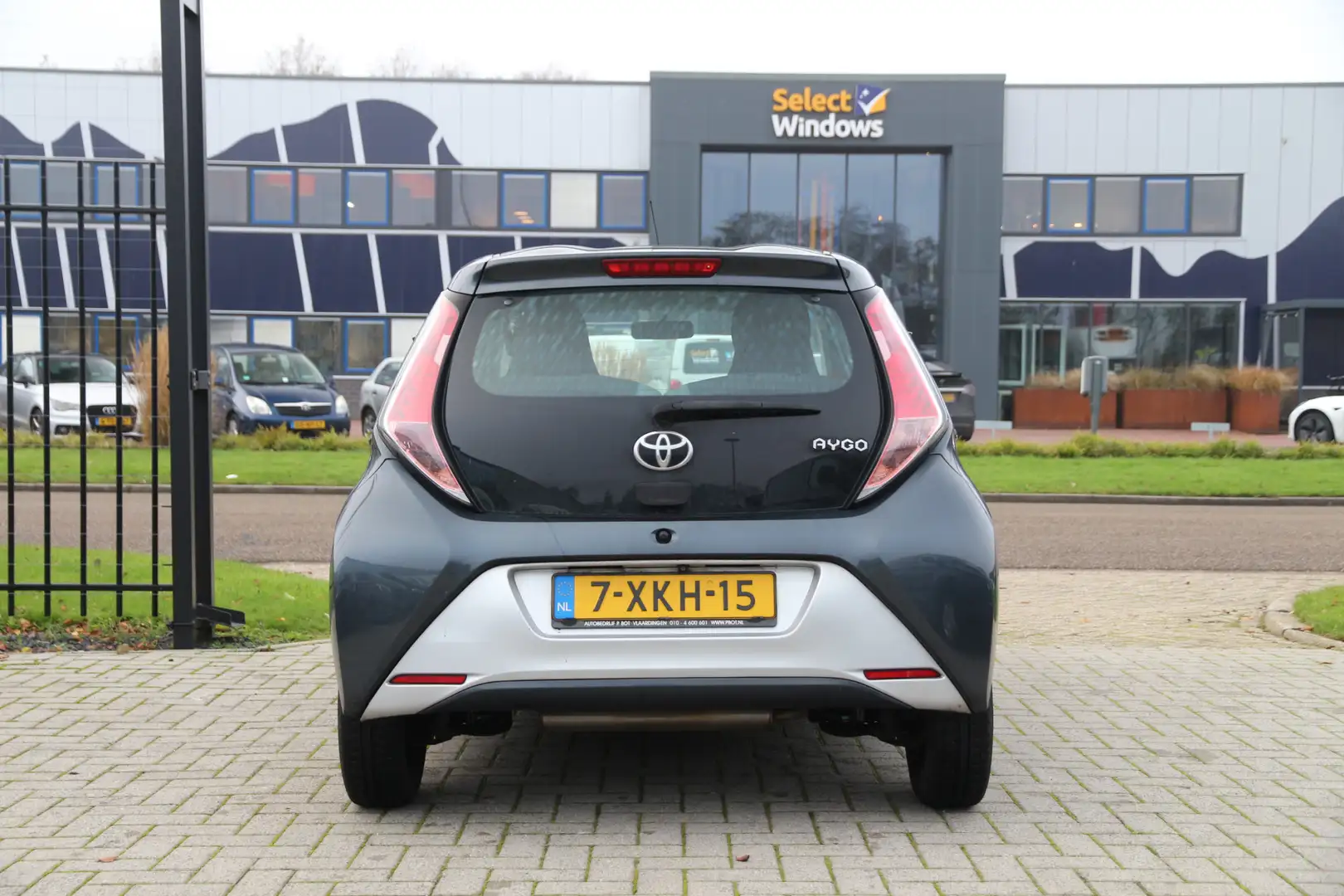 Toyota Aygo 1.0 VVT-i x-play / 5drs / Camera / Cruise / Airco. Gris - 2
