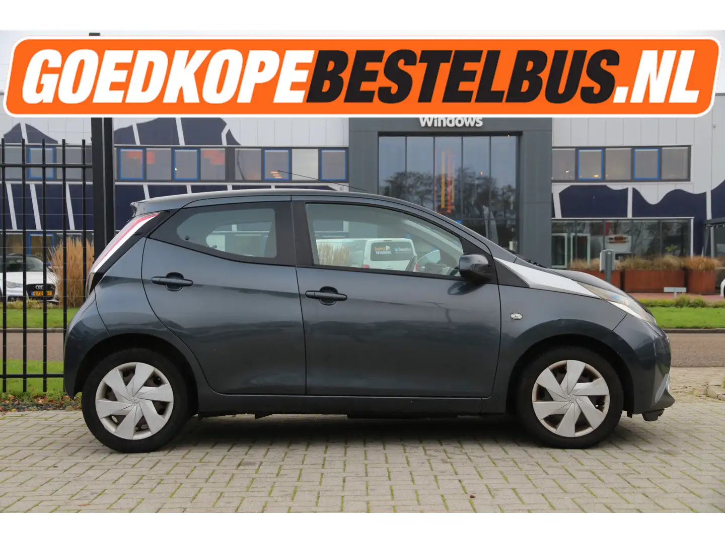 Toyota Aygo 1.0 VVT-i x-play / 5drs / Camera / Cruise / Airco. Gris - 1