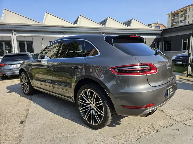 Porsche Macan view 6