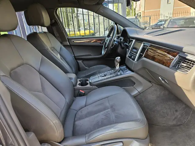 Porsche Macan view 12