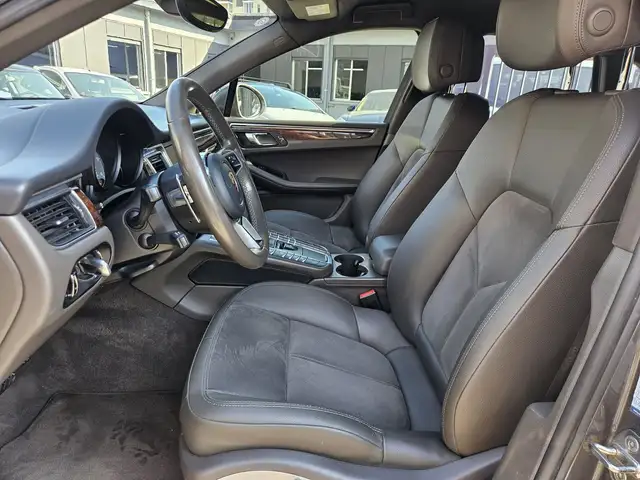 Porsche Macan view 8