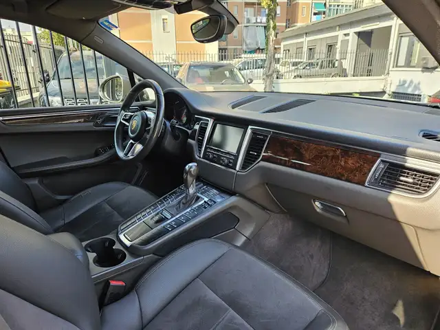 Porsche Macan view 11