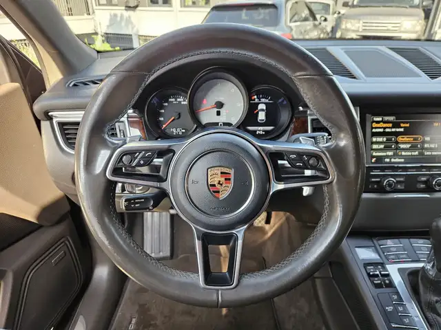 Porsche Macan view 14
