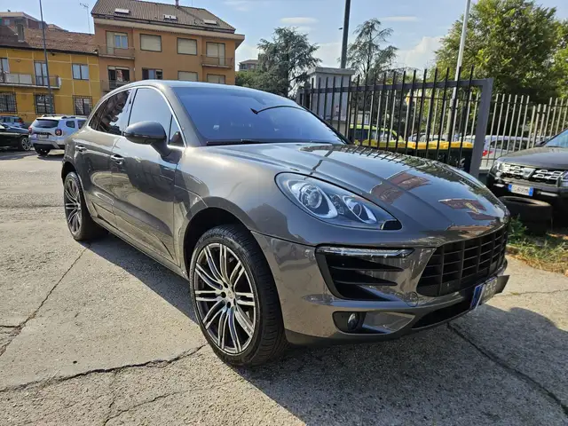 Porsche Macan view 3