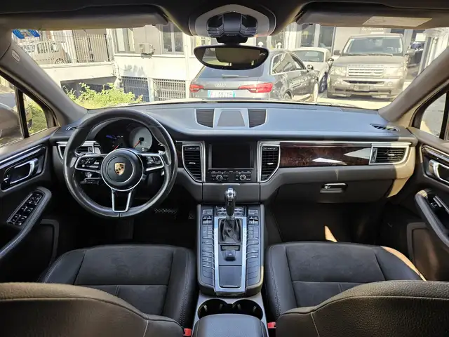 Porsche Macan view 10