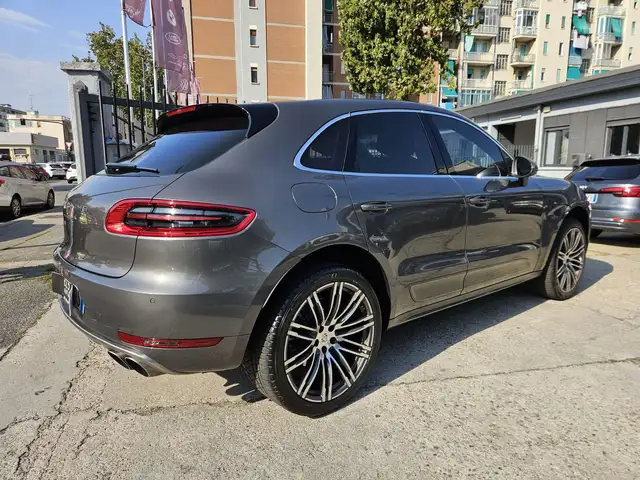 Porsche Macan view 4