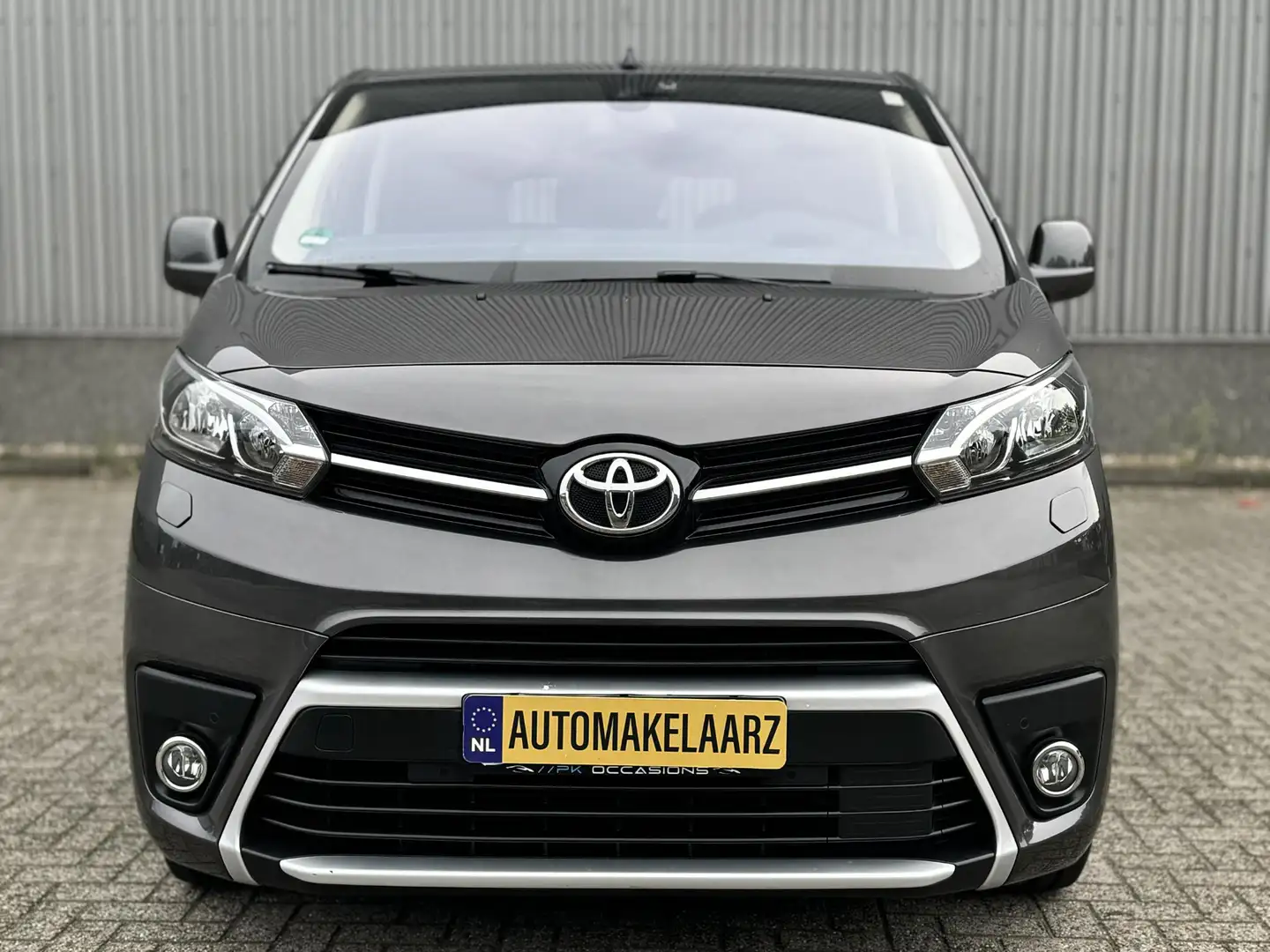 Toyota Proace Shuttle 2.0 D-4D Navigator Long 9P | INCL BPM Grijs - 2