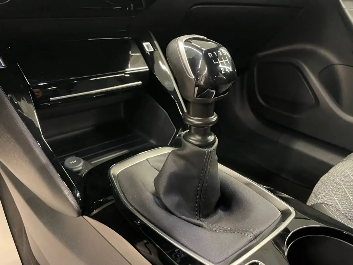 Peugeot 2008 1.2 PureTech 100 CV Allure KM0 MY25 Blau - 2