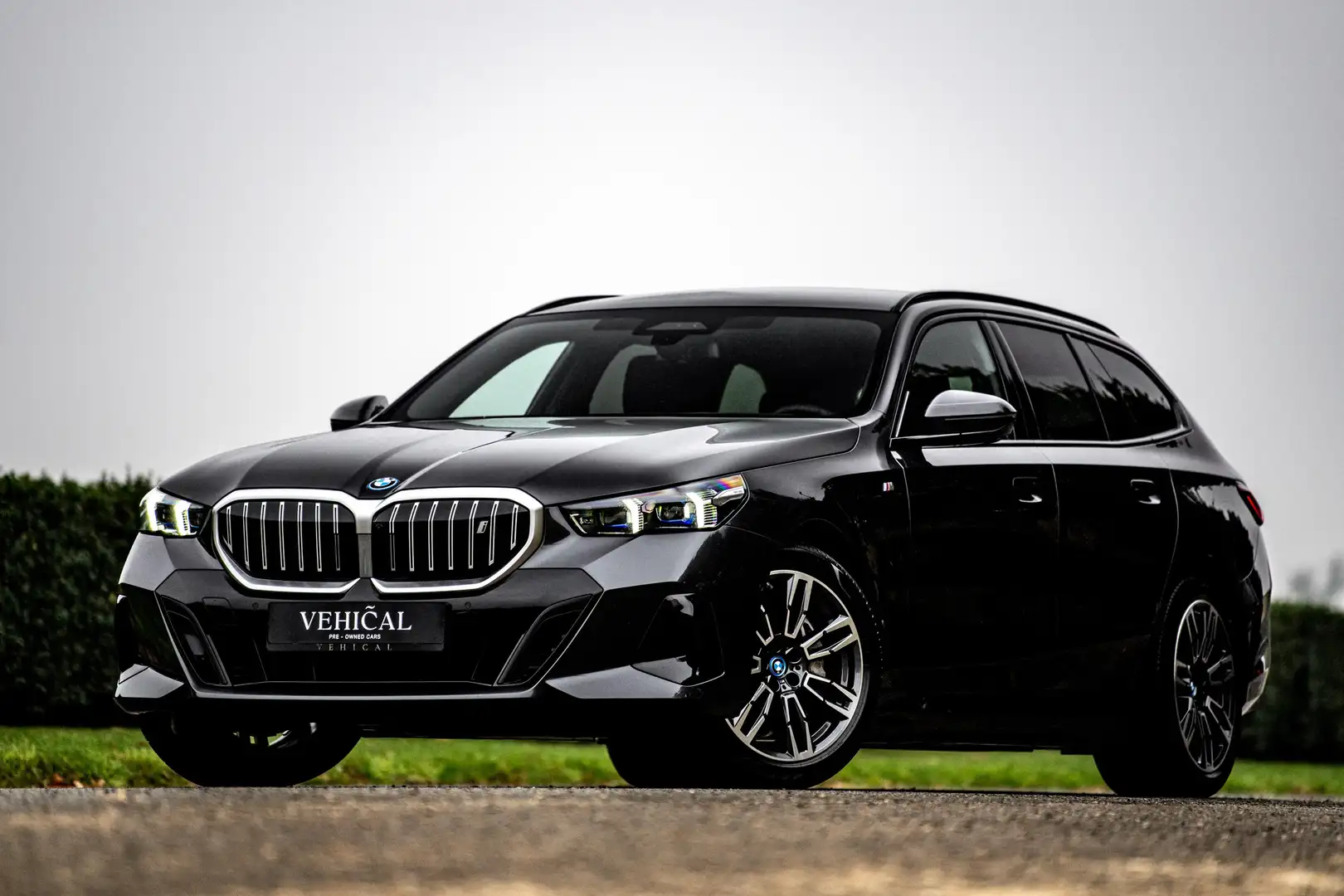 BMW i5 eDrive40 Touring M | B&O | PANO | 360° CAMERA | Gris - 1