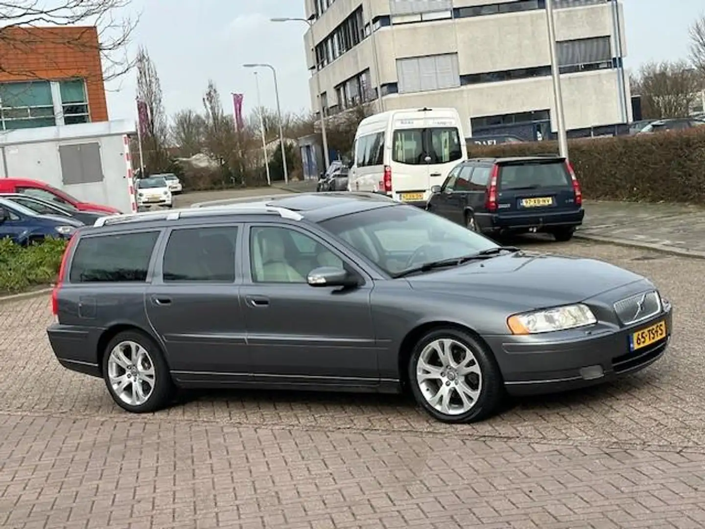 Volvo V70 2.5T Edition Sport 7 persoons automaat,bj.2007,kle Grijs - 2